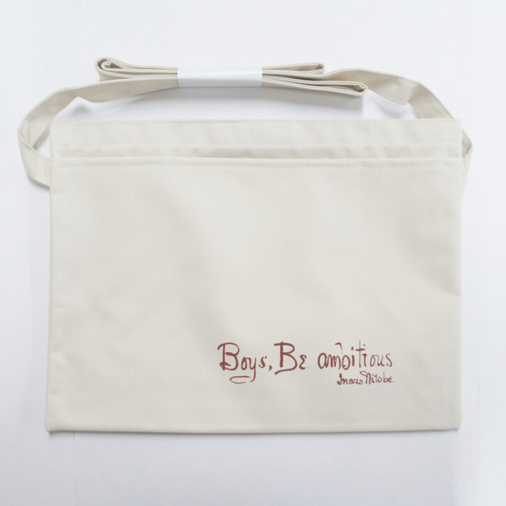 「Boys,Be ambitious フロントポケットサコッシュ」の商品イメージ